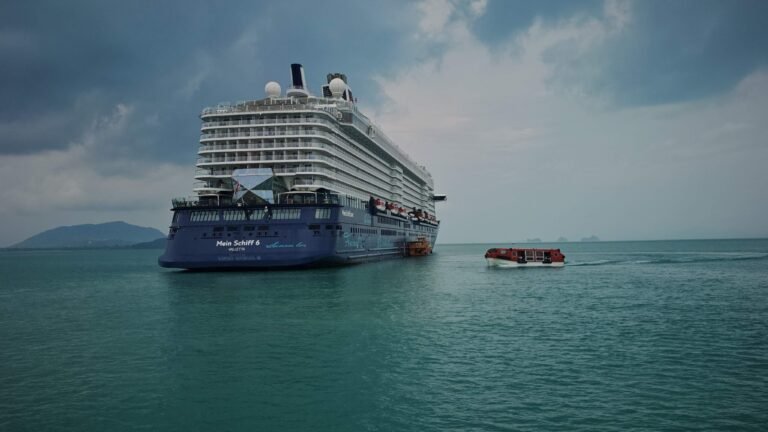 🚢 Taking the Tender Boat – Lessons from a Rainy Day in Koh Samui