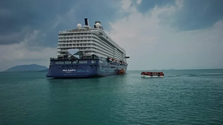 🚢 Taking the Tender Boat – Lessons from a Rainy Day in Koh Samui